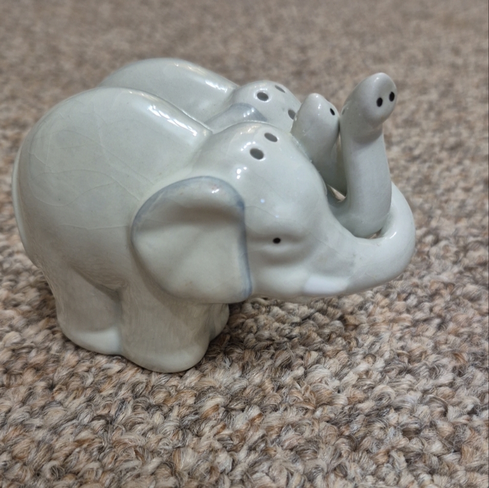 Vintage Ceramic Hugging Elephants Salt and Pepper Shakers *READ*